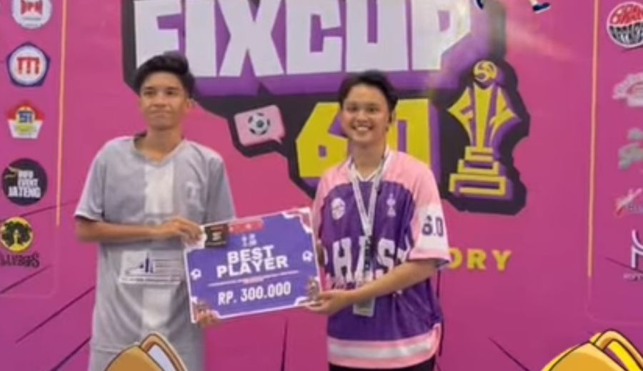 Penyerahan Hadiah Best Player kepada Reno - SMAN 6 Semarang